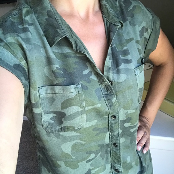 Camo shirt, fits more like S or M - Picture 3 of 3